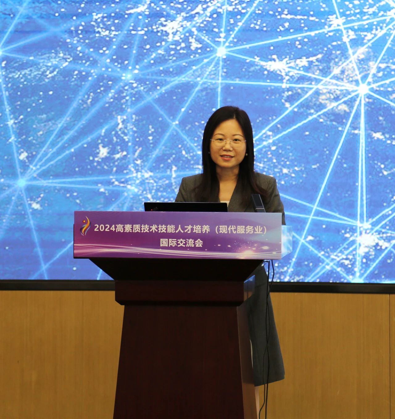 广州市工贸技师学院副院长陈海娜作主旨报告