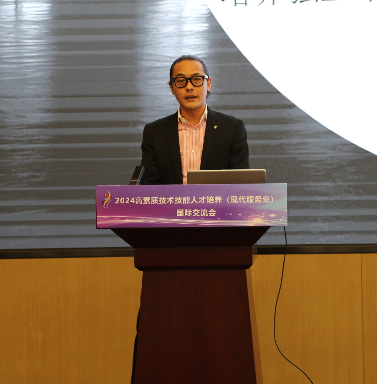 璞观学院汉高消费品业务部专业线全国教育经理刘伟荣交流发言