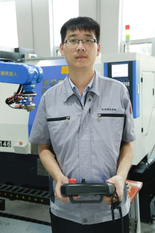 吴盛平,全国技术能手。获得第七届全国数控技能大赛数控机床装调维修工赛项一等奖,第二届全国智能制造应用技术技能大赛生产与管控赛项一等奖。指导学生参加全国技术技能大赛并获得一等奖。 吴盛平,全国技术能手。获得第七届全国数控技能大赛数控机床装调维修工赛项一等奖,第二届全国智能制造应用技术技能大赛生产与管控赛项一等奖。指导学生参加全国技术技能大赛并获得一等奖。