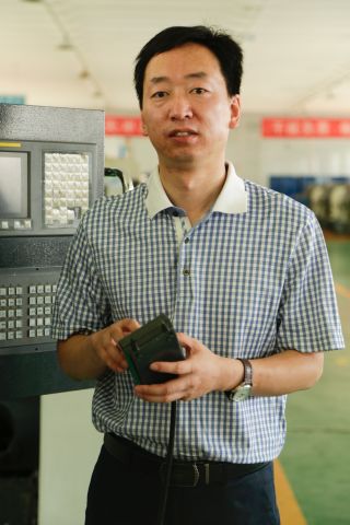 蔡文斌,先后获得全国技术能手、山东省有突出贡献的技师等荣誉称号。多次指导学生参加全国数控比赛并获全国决赛一等奖、全国优秀指导教练。 蔡文斌,先后获得全国技术能手、山东省有突出贡献的技师等荣誉称号。多次指导学生参加全国数控比赛并获全国决赛一等奖、全国优秀指导教练。