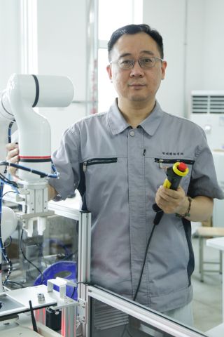 冯可铮,先后获得全国技术能手、山东省技术能手、山东省技工教育先进个人、富民兴鲁劳动奖章等荣誉称号。获得第二届全国智能制造应用技术技能大赛教师组第三名,指导学生参加全国技术技能大赛并获得学生组第一名。 冯可铮,先后获得全国技术能手、山东省技术能手、山东省技工教育先进个人、富民兴鲁劳动奖章等荣誉称号。获得第二届全国智能制造应用技术技能大赛教师组第三名,指导学生参加全国技术技能大赛并获得学生组第一名。