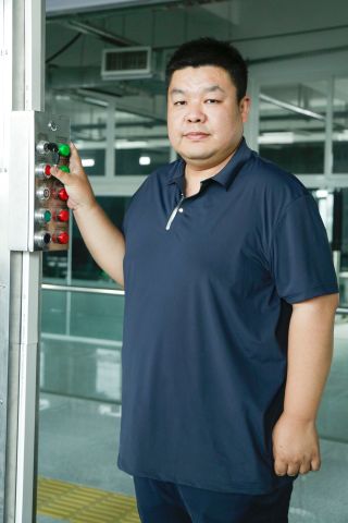 万礼超,先后荣获全国技术能手、山东省技术能手、山东省富民兴鲁劳动奖章等荣誉称号。城市轨道交通行车值班员国家级裁判,山东省技能竞赛优秀裁判、优秀指导教师。获得第二届全国智能制造应用技术技能大赛一等奖,指导国家级、省级技能竞赛取得一、二等奖10余项,主持或参与省级课题2项,院级课题5项,发表专业论文10余篇。 万礼超,先后荣获全国技术能手、山东省技术能手、山东省富民兴鲁劳动奖章等荣誉称号。城市轨道交通行车值班员国家级裁判,山东省技能竞赛优秀裁判、优秀指导教师。获得第二届全国智能制造应用技术技能大赛一等奖,指导国家级、省级技能竞赛取得一、二等奖10余项,主持或参与省级课题2项,院级课题5项,发表专业论文10余篇。