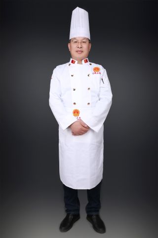 张化国,先后获得全国技术能手、全国优秀厨师、山东省技术能手、泉城首席技师、济南市突出贡献技师、济南市建功立业先进个人等荣誉称号。全国饭店业国家级一级评委,注册中国鲁菜特级烹饪大师。获得全国饭店业职业技能竞赛中式烹调酸菜鱼专项比赛金奖总分第一名,中国烹饪世界大赛个人拼盘金奖,首届全国烹饪技能竞赛雕刻金奖总分第二名。 张化国,先后获得全国技术能手、全国优秀厨师、山东省技术能手、泉城首席技师、济南市突出贡献技师、济南市建功立业先进个人等荣誉称号。全国饭店业国家级一级评委,注册中国鲁菜特级烹饪大师。获得全国饭店业职业技能竞赛中式烹调酸菜鱼专项比赛金奖总分第一名,中国烹饪世界大赛个人拼盘金奖,首届全国烹饪技能竞赛雕刻金奖总分第二名。