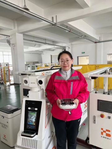 王颖,先后获得全国技术能手、山东省技术能手等荣誉称号。获得第二届全国人工智能应用技术技能大赛第二名、山东省人工智能应用技术技能大赛第二名。指导参赛选手荣获第46届世界技能大赛机器人系统集成项目国家集训队(五进三)第一名、省级一类赛第二名两项;参与并完成国家自然科学基金项目、国家青年科学基金项目、山东省高等学校科研计划项目,山东省自然科学基金项目和山东省教研课题各一项。 王颖,先后获得全国技术能手、山东省技术能手等荣誉称号。获得第二届全国人工智能应用技术技能大赛第二名、山东省人工智能应用技术技能大赛第二名。指导参赛选手荣获第46届世界技能大赛机器人系统集成项目国家集训队(五进三)第一名、省级一类赛第二名两项;参与并完成国家自然科学基金项目、国家青年科学基金项目、山东省高等学校科研计划项目,山东省自然科学基金项目和山东省教研课题各一项。