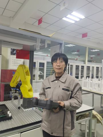 张丽,先后获得全国技术能手、山东省技术能手等荣誉称号。近几年多次参加制造类、教学类技能大赛并荣获:参加第一届全国服务型制造应用技术技能大赛全国决赛获数字化管理师赛项第1名;参加山东省“技能兴鲁”职业技能大赛山东省技工院校第一届思政教学能力大赛课程思政比赛第3名。 张丽,先后获得全国技术能手、山东省技术能手等荣誉称号。近几年多次参加制造类、教学类技能大赛并荣获:参加第一届全国服务型制造应用技术技能大赛全国决赛获数字化管理师赛项第1名;参加山东省“技能兴鲁”职业技能大赛山东省技工院校第一届思政教学能力大赛课程思政比赛第3名。