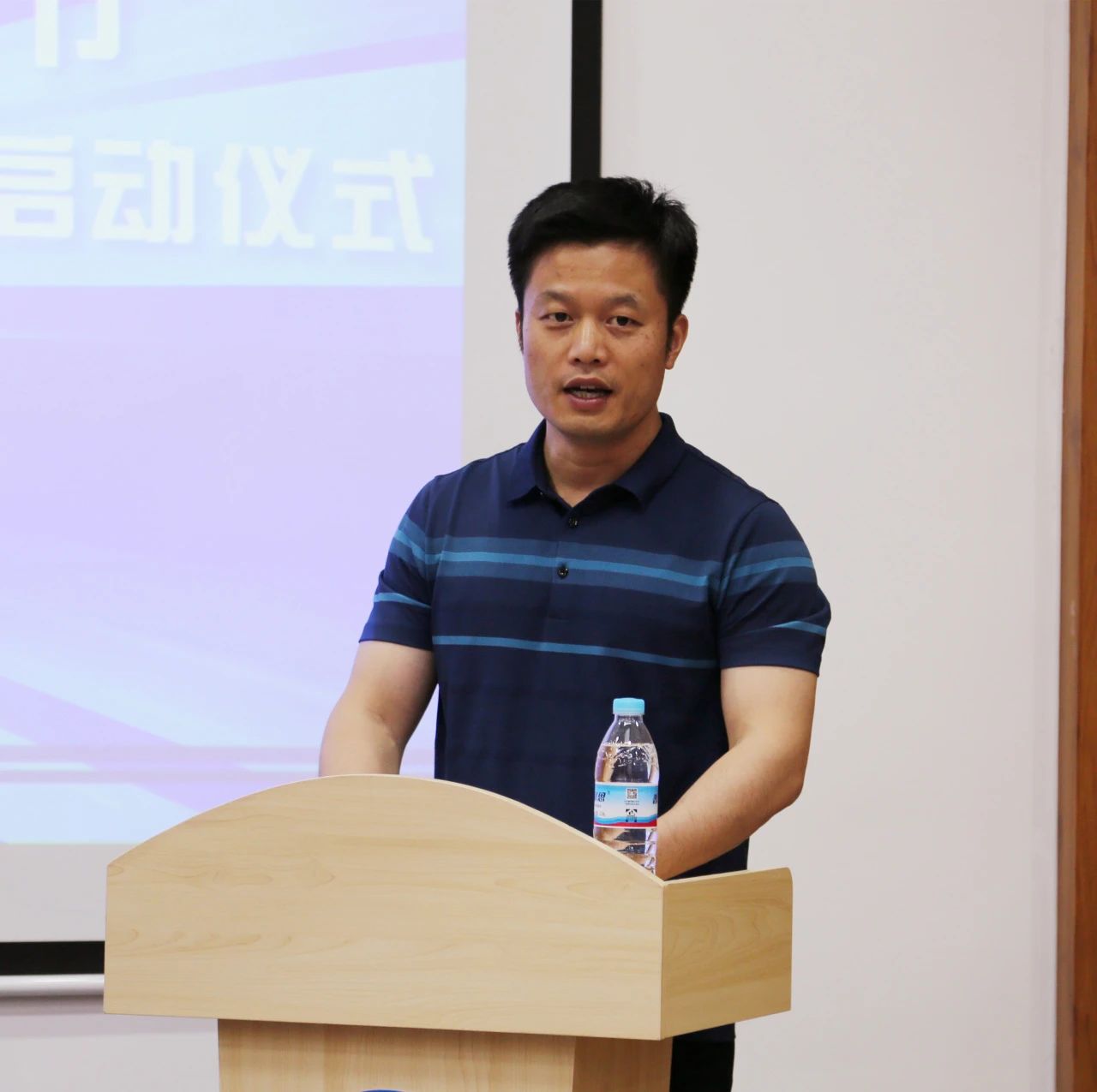 智能制造学院院长秦巍介绍世赛项目阶段考核赛情况